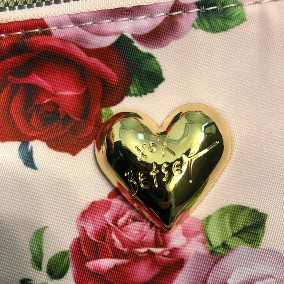 📣HP📣Betsy Johnson Nylon Pleated Floral Wristlet - Picture 7 of 7